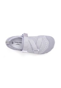 Helllila Wasser Schuhe mit einem Mesh-Obermaterial, synthetischen Akzenten und verstellbaren Riemen. Strukturiertes Profil und atmungsaktives Design für Komfort.