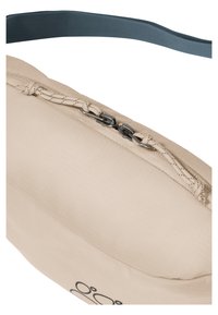 Beige stoffen tas met twee metalen ritsen en geknoopte beige trekkoorden, plus een gedeeltelijk zichtbare donkergrijze riem erboven.