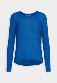 Blå stickad långärmad tröja med rund hals och lätt böjd nederkant, visad mot en vit bakgrund.