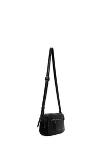 Bolso cruzado negro con cuero texturizado, bolsillo frontal con cremallera, correa ajustable, forma rectangular y acentos de hardware mínimos.