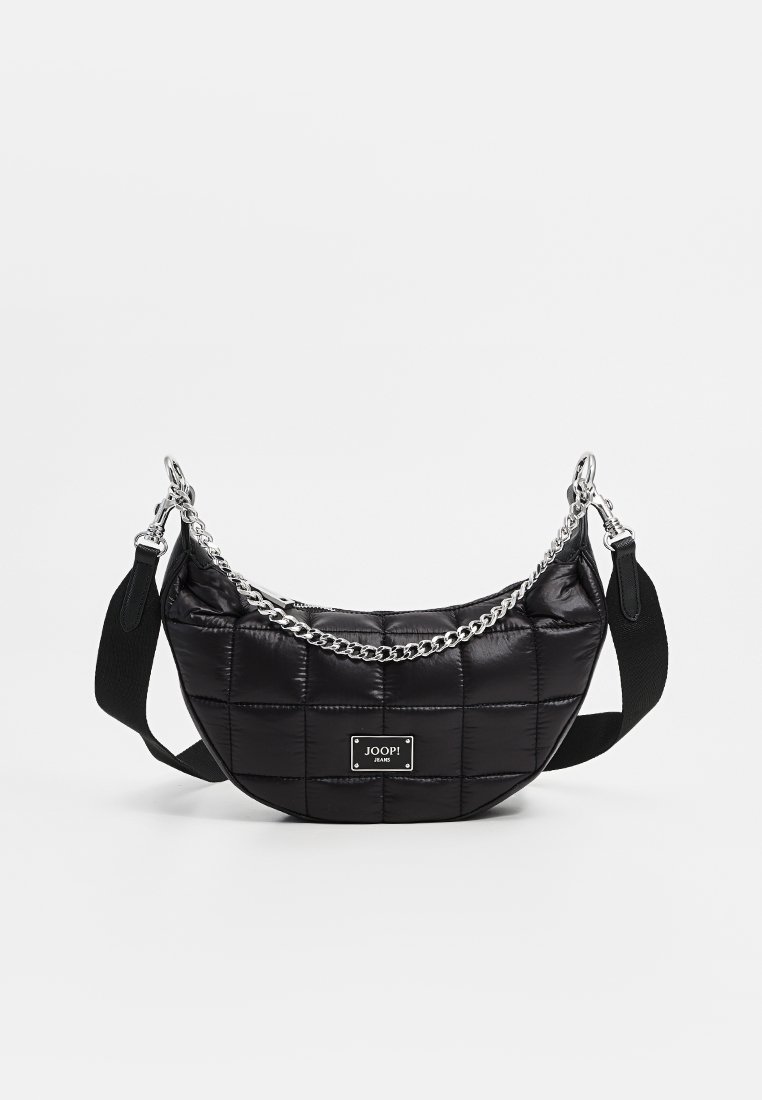 Schwarze gesteppte Handtasche mit einer Kettenakzent und verstellbarem Tragegurt. Verfügt über eine rechteckige Logo-Plakette. Glattes, glänzendes Material mit einer geschwungenen Form.