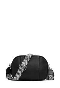 Bolso cruzado de cuero negro con una superficie texturizada, que presenta una correa ajustable a rayas en blanco y negro y adornos en hardware plateado.