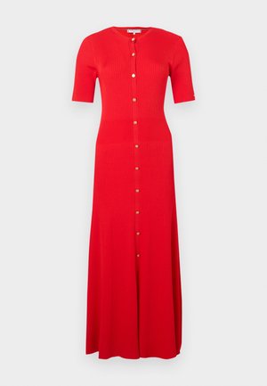 Punane soonikuga maksikleit, millel on lühikesed varrukad, ümara kaelusega ning kuldsed nööbid ees rivis. Sile tekstuur ja istuv ülakehaosa.