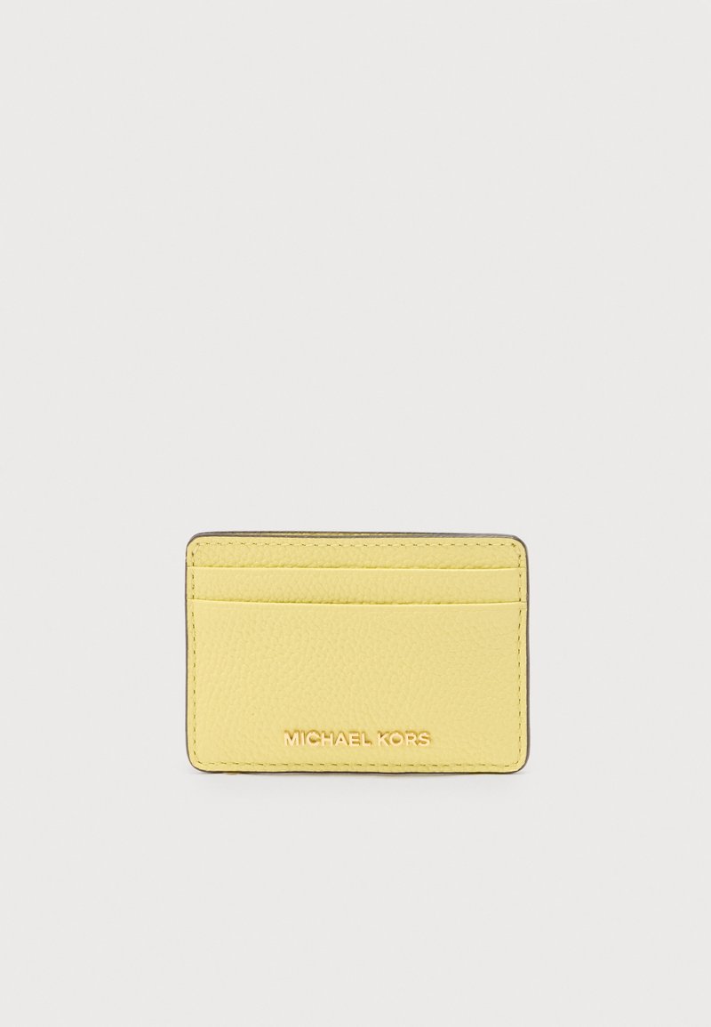 Porte-cartes Michael Kors en cuir jaune avec trois emplacements pour cartes et logo doré à l'avant, présenté sur fond blanc.