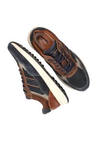 Sneakers casual da uomo in marrone, blu navy, scamosciato grigio e rete con suole bianche, mostrati dalla vista superiore e laterale.