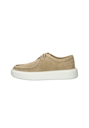 Beige suède sneakers met een lage profiel, witte rubberen zool, ronde neus en vetersluiting. Minimalistische en moderne stijl.