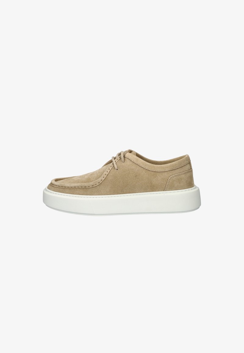 Beige suède sneakers met een lage profiel, witte rubberen zool, ronde neus en vetersluiting. Minimalistische en moderne stijl.