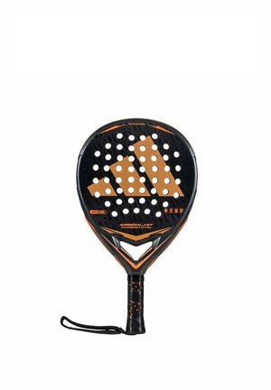 Zwart padelracket met oranje accenten. Heeft een geperforeerd oppervlak, afgeronde vorm en een gestructureerde grip. Merkenlogo duidelijk zichtbaar.