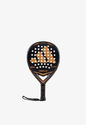 Zwart padelracket met oranje accenten. Heeft een geperforeerd oppervlak, afgeronde vorm en een gestructureerde grip. Merkenlogo duidelijk zichtbaar.
