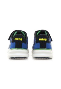 Scarpe da ginnastica blu con accenti neri e suola bianca. Presentano una tomaia texturizzata, fodera verde e logo giallo sul tallone.