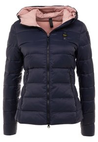 Giacca imbottita blu navy con interno rosa, zip frontale e tasche laterali. Presenta una texture trapuntata e un cappuccio per maggiore calore.