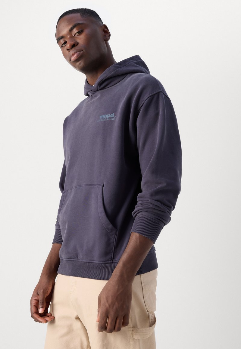 Kapuzensweatshirt aus dunkelgrau Baumwolle mit einer Kängurutasche, gerippten Bündchen und einem in Hellblau auf der Brust aufgedruckten Logo.