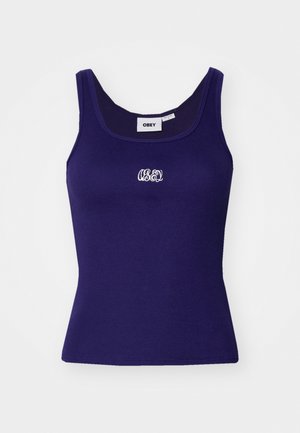 Tumši zils ribota bez piedurknēm T-krekls ar nelielu baltu izšūtu logo krūšu rajonā un noapaļotu kakla izgriezumu.