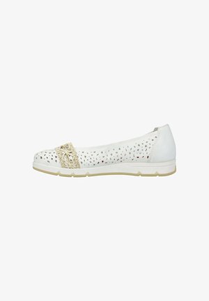 Weiße durchlöcherte flache Schuhe mit einem strukturierten goldenen Akzent an der Spitze, Gummisohle und einem eleganten Design.