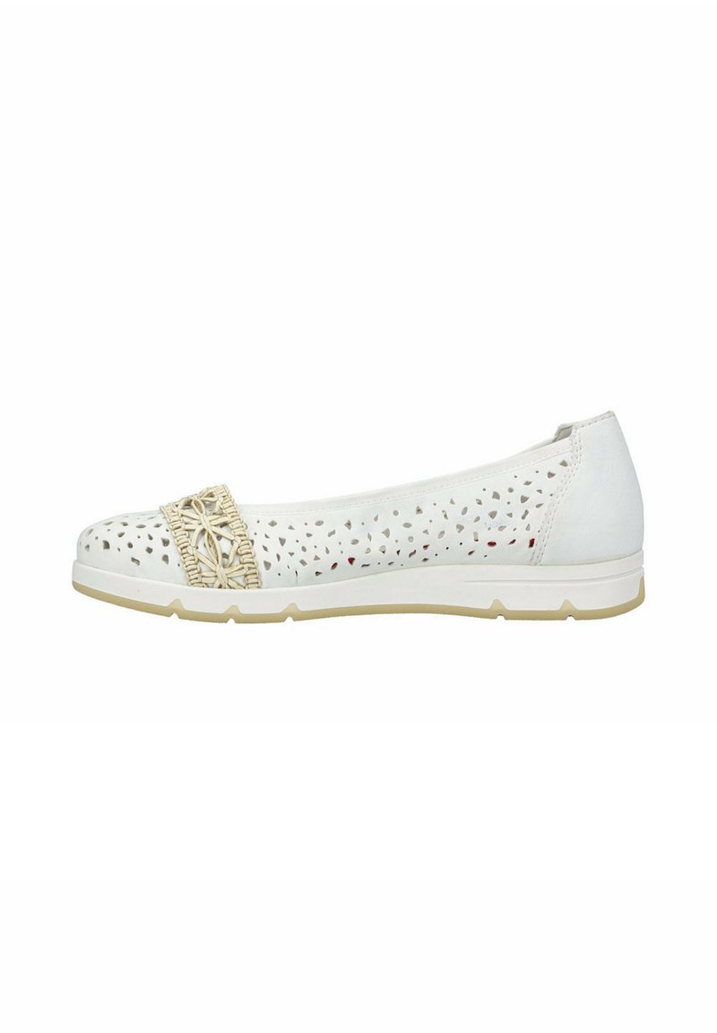 Scarpa piatta bianca perforata con un accento dorato testurizzato sulla punta, suola in gomma e un design elegante.
