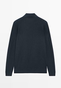 Maglione a maniche lunghe blu navy scuro con colletto a coste e maniche raglan, steso su una superficie piana, vista posteriore.