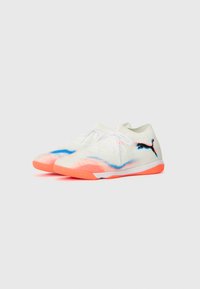 Puma Sportschuhe mit einem weißen Mesh-Obermaterial, einem blauen und rosa Farbverlauf-Design, elastischem Bund und einer strukturierten rosa Gummisohle.