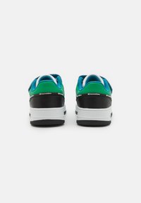Sportschuhe mit einer schwarzen Sohle, weißen Zwischensohle, grün-blauem Obermaterial und weißen Akzenten. Verfügt über eine abgerundete Ferse und gepolsterte Kragen.