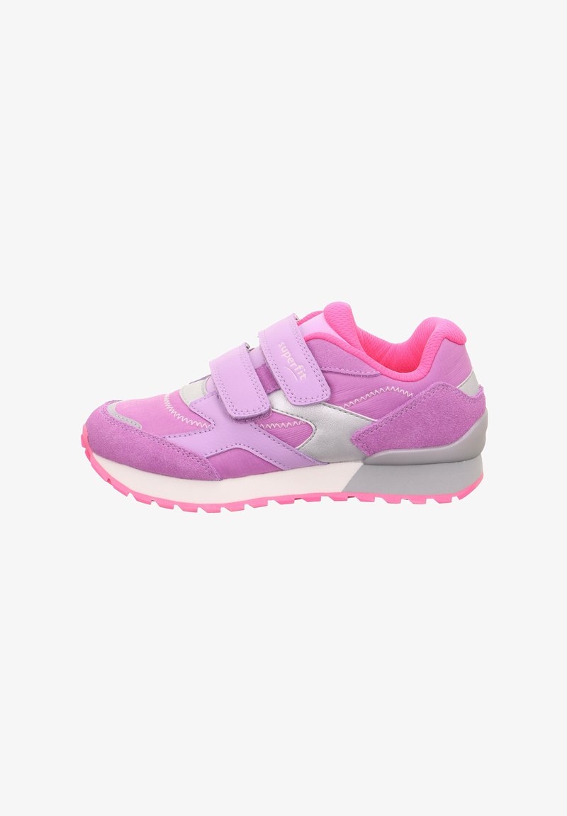 Lila und rosa Sneaker mit Klettverschluss, aus Wildleder und Textilmaterialien, mit einer strukturierten Gummisohle und reflektierenden silbernen Akzenten.
