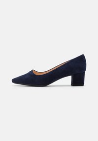 Zapato de charol azul marino con punta afilada y tacón cuadrado ancho. Textura suave, diseño minimalista y sin embellishments visibles.