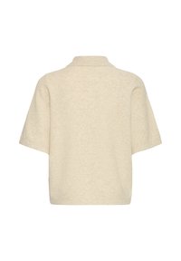 Chemise en maille beige à manches courtes vue de dos, avec un petit col et une coupe ample, sur fond blanc.
