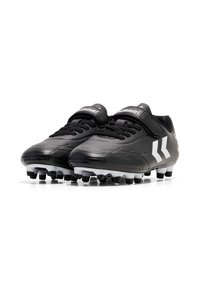 Bottes de football noires en matériau synthétique texturé, arborant un logo blanc et trois rayures blanches, avec des crampons noirs pour l'adhérence.