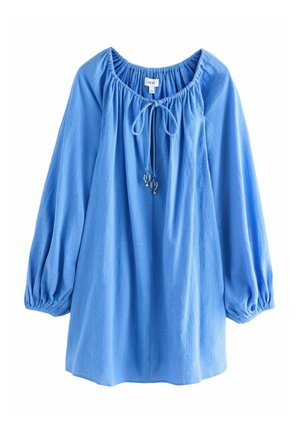 Bluză ușoară, albastră, cu guler rotund, detaliu cu fundiță și mâneci tip balon. Textură moale cu accente pliate aproape de tiv și de manșete.