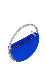 Kék szilikon kézi táska ívelt formával, cipzáros záródással és ezüst strasszokkal díszített fogantyúval a könnyű hordozhatóság érdekében.