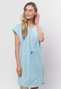 Rochie bleu cu mâneci scurte, confecționată dintr-un material moale, având o croială lejeră, șnur reglabil în talie și decolteu rotund.