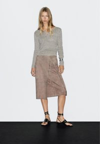Massimo Dutti WRAP MIDI - Leather skirt - mottled brown