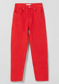 Pantalones vaqueros rectos rojos de mezclilla con cintura alta, cinco bolsillos y cierre de botón. Presenta un color sólido y uniforme sin patrones.