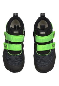 Zapatos infantiles en negro y verde con tejido texturizado, dos correas ajustables con Velcro y una suela de goma resistente. Cuenta con una etiqueta impermeable.