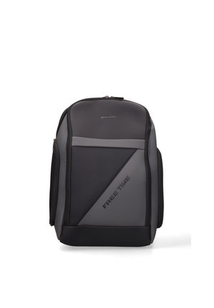Un sac à dos gris avec des accents noirs, fabriqué dans un matériau texturé lisse, arborant un design géométrique et le texte "FREE TIME" affiché de manière proéminente.