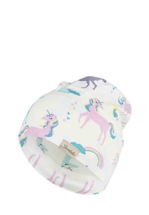 Weißer Babyhut mit rosa und lila Einhörnern, Regenbögen, Wolken und Herzen, mit einem kleinen Stoffetikett mit Markennamen.