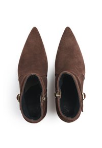 Stivaletti in suede marrone con punta affusolata, fodera interna nera, dettaglio con fibbia laterale e texture liscia. Silhouette classica.