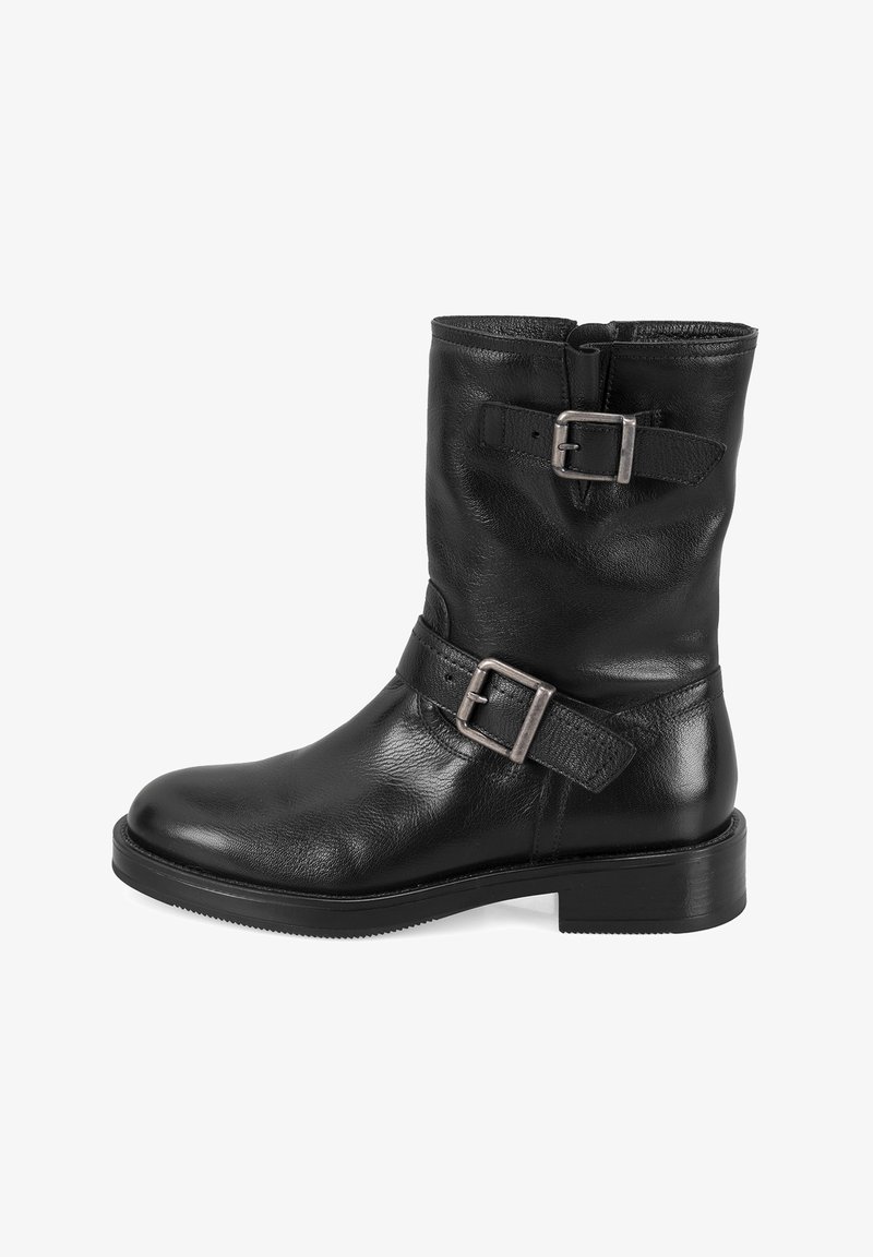 Bottine en cuir noir avec un bout rond, deux ceintures réglables avec des boucles en argent, une finition texturée et un petit talon cubain.