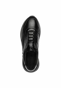 Černá kožená teniska s hladkým povrchem, elastickými pásky přes horní část, zaoblenou špičkou a polstrovanou podrážkou. Značka viditelná uvnitř.