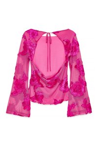 Top largo de manga larga de tela transparente rosa, con bordado floral, espalda abierta y cierre de lazo en el escote.