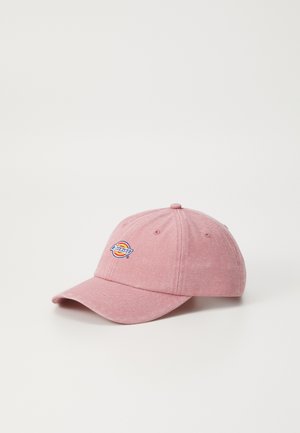 Gorra de béisbol de algodón rosa con visera curvada y logotipo bordado en la parte frontal. Presenta agujeros de ventilación cosidos y correa ajustable.