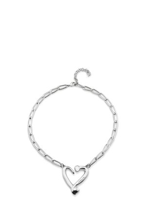Collar de cadena de plata con un colgante en forma de corazón de acabado suave y un pequeño acento decorativo en forma de bola. Longitud ajustable con cierre.