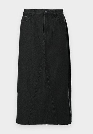 Μαύρη τζην φούστα με ψηλή μέση, ίσια γραμμή και μοναδικές γωνιαστές ραφές. Διαθέτει πλευρικές σχισμές και κλείσιμο με κουμπί στη μέση.