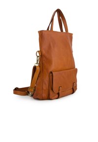 Leder-Tote-Bag in warmem Braun, mit zwei oberen Griffen, verstellbarem Schultergurt, Vordertasche und flachem Boden. Glatte Textur mit minimalen Akzenten.