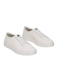 Sneakers bianchi in tela con punta rotonda, suola in gomma e sei paia di occhielli per i lacci. Texture liscia con un design minimalista.