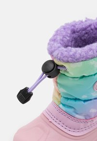 Fargerik støvel med en myk lilla fleecekrage, pastellfarget sky-mønster, elastisk snøring og rosa vanntett gummisåle.