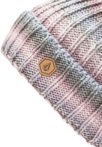 Bonnet en tricot en laine douce avec un dégradé de rose, gris et blanc. Patch en cuir hexagonal avec logo à l'avant. Design texturé.