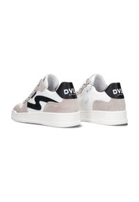 Sneaker mit einer Mischung aus hellgrauem Wildleder und weißem Leder, mit einem schwarzen Akzentdesign, einer gepolsterten Sohle und einem Logo an der Ferse.