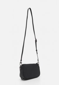 Musta olkalaukku kestävästä materiaalista, säädettävällä hihnalla, litteä suorakulmainen muoto, huomaamaton tekstuuri ja hopeiset yksityiskohdat.