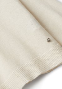 Cremfarbener Strickpullover mit geripptem Saum und einem kleinen silbernen Logo-Detail. Weiche Textur und schlichtes, elegantes Design.
