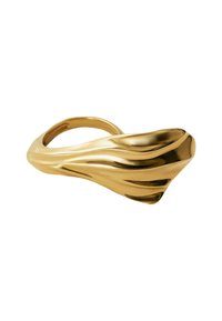 Anillo dorado con un diseño fluido y curvado. Textura suave con patrones en forma de olas, que se estrecha en ambos extremos para una silueta moderna.