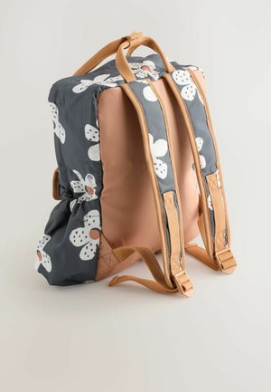 Rucsac cu imprimeu floral în gri și alb, panouri de culoare piersică, bretele căptușite și detalii din material texturat.